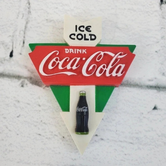 1998 Arrow Shaped Ice Cold Vintage 90s Coca Cola Magnet 49 - Picture 1 of 6